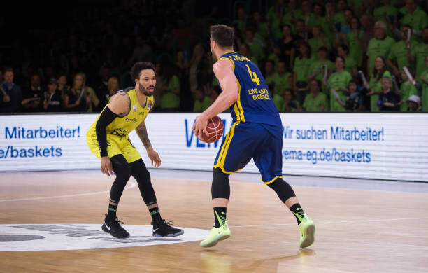 根据对手特 根据对手特